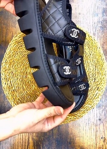 Chanel EN ÇOK TERCİH EDİLEN CHANEL SANDALET ?