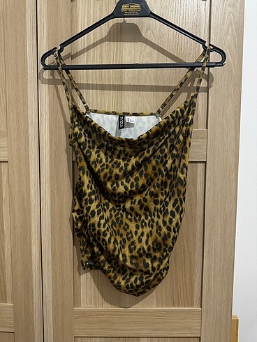 Leopar desenli askılı bluz