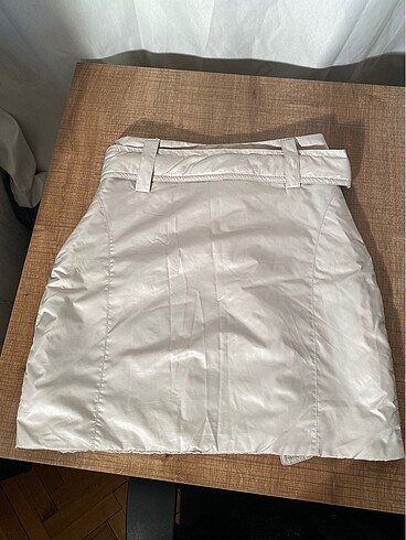 34 Beden ten rengi Renk Beyyoglu butik etek. Hiç giyilmedi. Kumaşı paraşüt gibi ama tam 