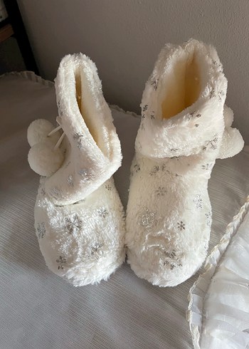Kadın Peluş Ev Terliği Gri Nakışlı
