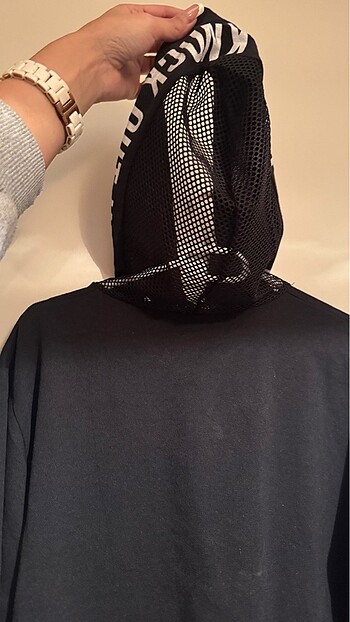 siyah fileli kapüşonlu sweatshirt