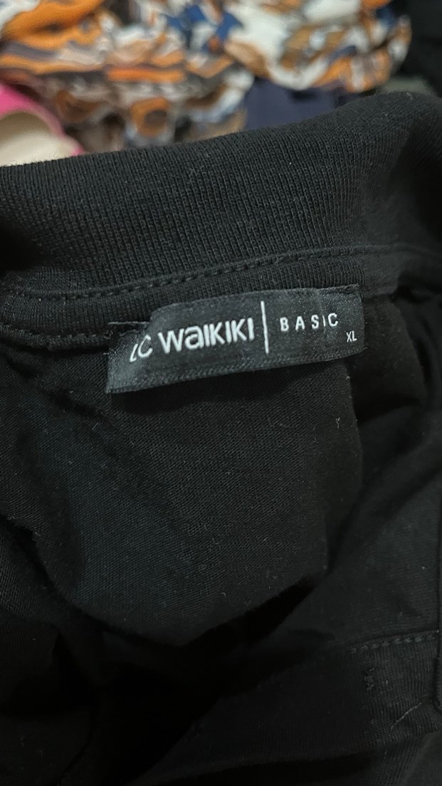 Siyah V Yaka Kısa KolluTişörtü - Görsel 3