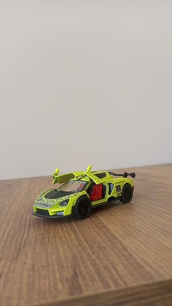McLaren GT kelebek kapılı
