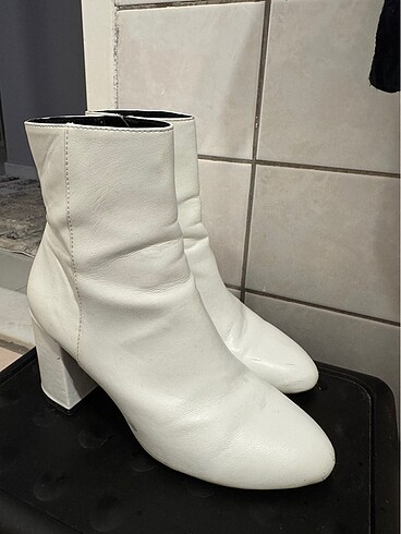 38 Beden beyaz Renk Bershka bot