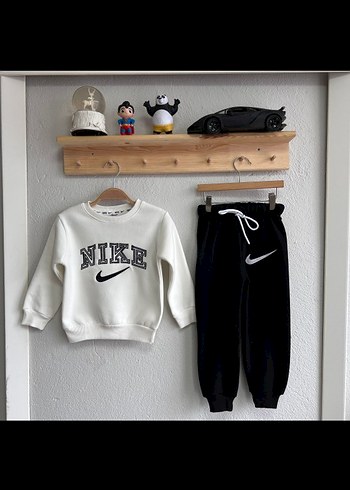 Beyaz Baskılı Sweatshirt ve Siyah Eşofman Altı