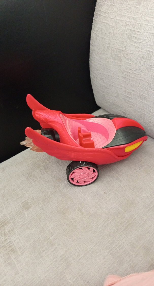 Kırmızı Siyah Geleceğe Açılan Mini Uzay Gemisi — görsel 4/5