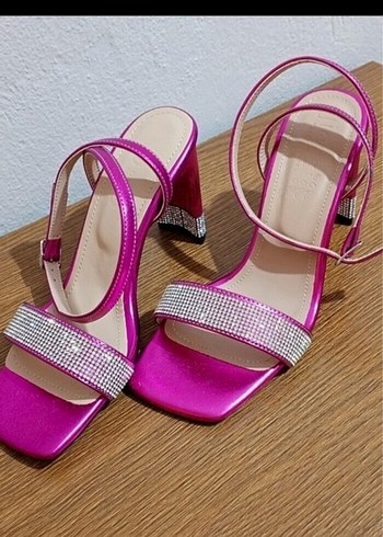 37 Beden pembe Renk Pembe Parlak Taşlı Kadın Topuklu Sandalet