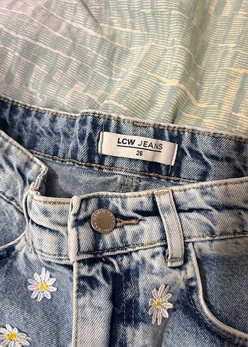 Düğmeli Papatya İşlemeli Mavi Mini Kot Şort - Görsel 3