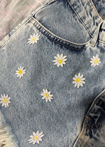 Düğmeli Papatya İşlemeli Mavi Mini Kot Şort - Görsel 4
