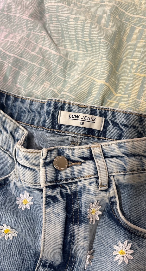 Düğmeli Papatya İşlemeli Mavi Mini Kot Şort - Görsel 3