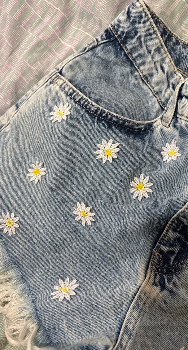 Düğmeli Papatya İşlemeli Mavi Mini Kot Şort - Görsel 4