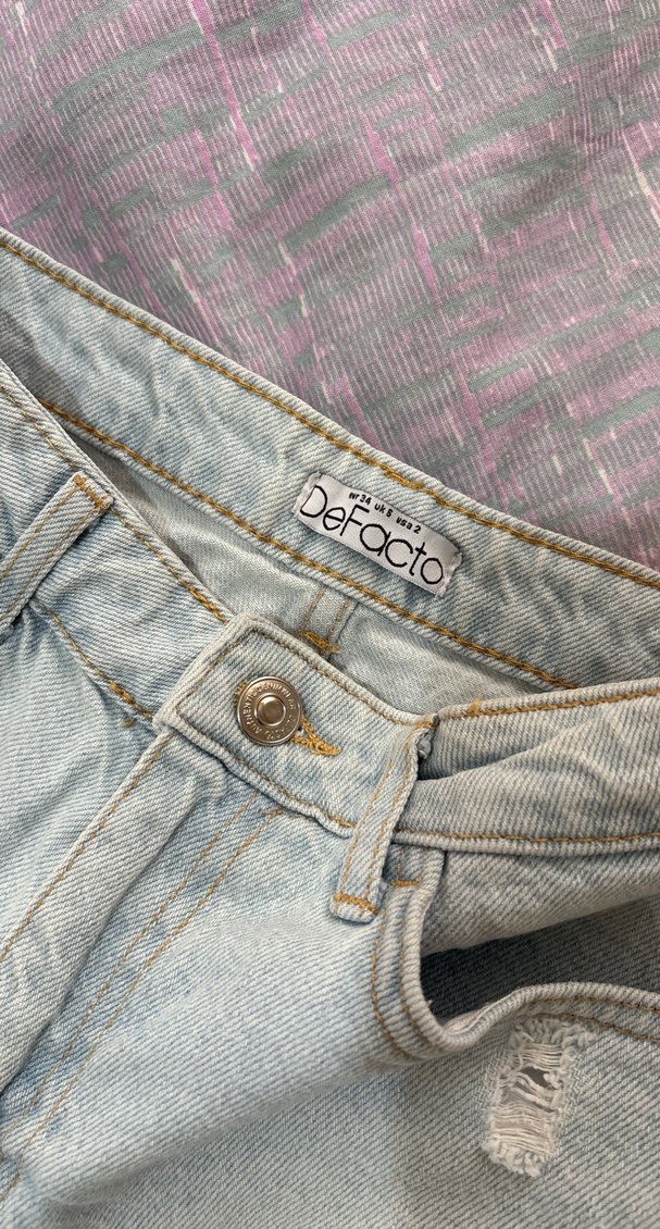 Kadın Mavi Yırtık Denim Mini Şort - Görsel 3