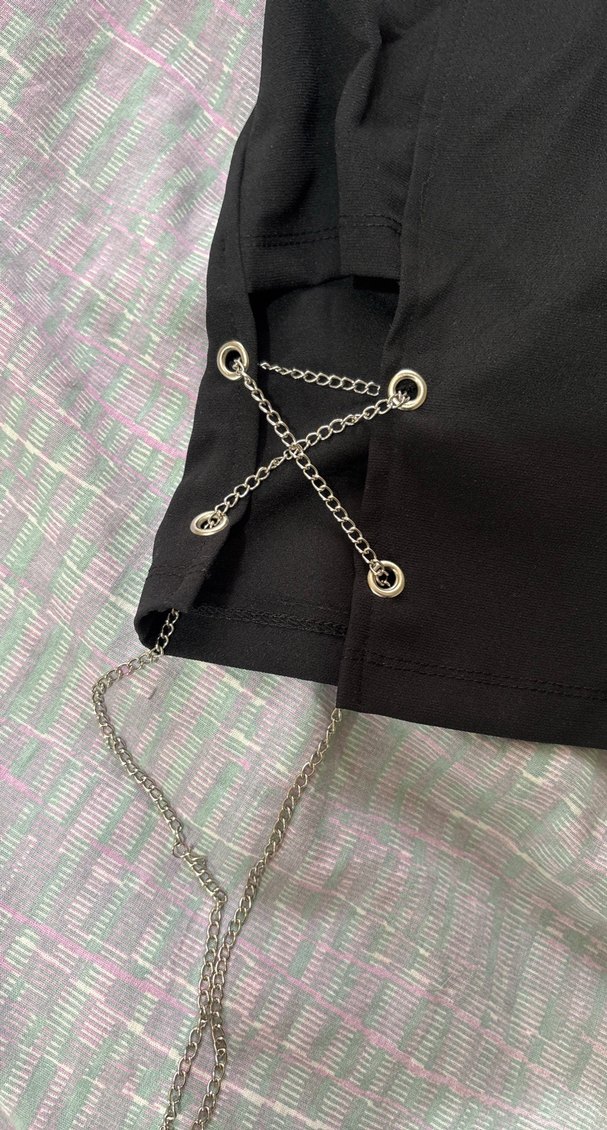 Zincir Detaylı Siyah Mini Etek - Görsel 3