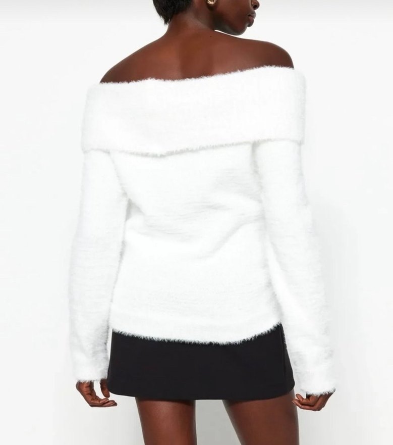 Beyaz Kadın Kayık Yaka Kürk Detaylı Kazak - Görsel 3