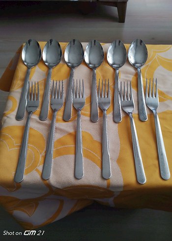Gri Kaşık ve Çatal Seti Sarı Kumaş Üzerinde ürün 18_10 çelikten - Görsel 2