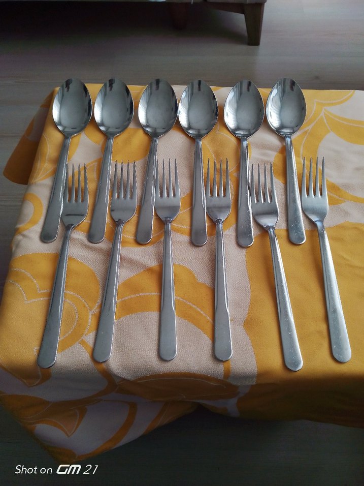 Gri Kaşık ve Çatal Seti Sarı Kumaş Üzerinde ürün 18_10 çelikten - Görsel 2