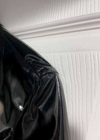 Kadın Siyah Parlak Deri Ceket, yağmurluk - Görsel 4