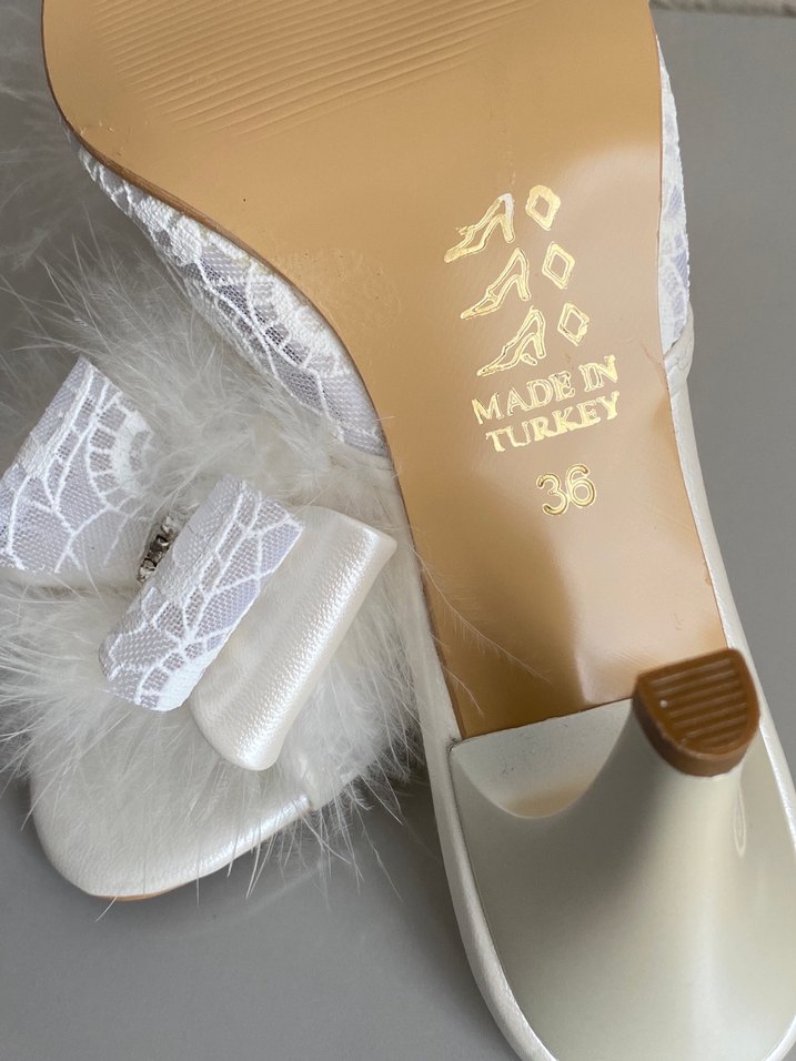 Beyaz Tüylü Dolgu Topuklu Kadın Terlik - Görsel 4