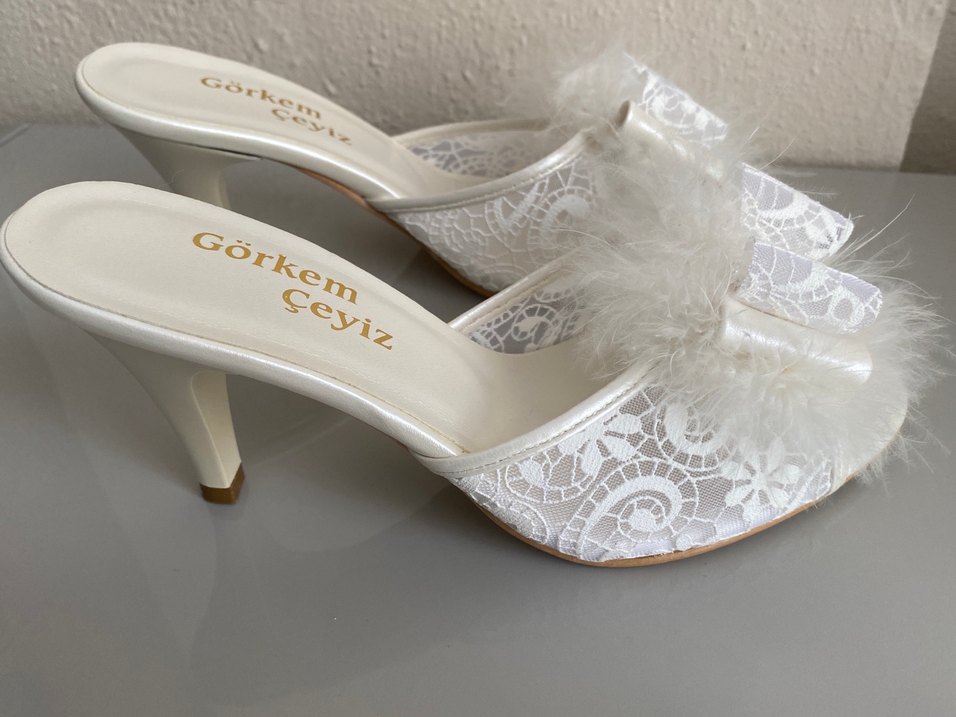 Beyaz Tüylü Dolgu Topuklu Kadın Terlik - Görsel 2