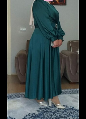Zümrüt yeşili saten abiye