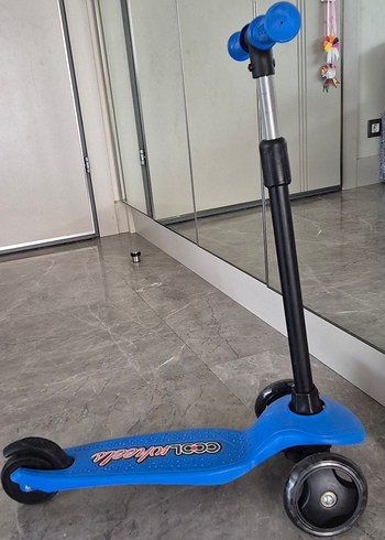 Diğer Mavi Çocuk Scooter'ı