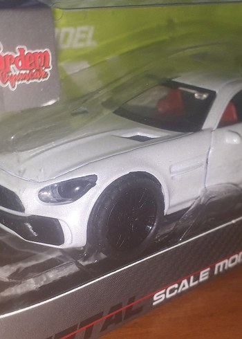 Beyaz Kapıları Açılabilen Oyuncak Araba