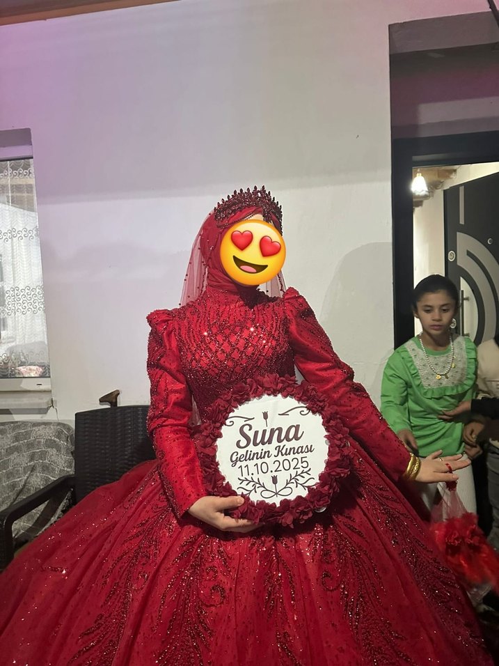 Uzun Kollu Kırmızı Drape İşlemeli Tesettür Gelinlik - Görsel 2