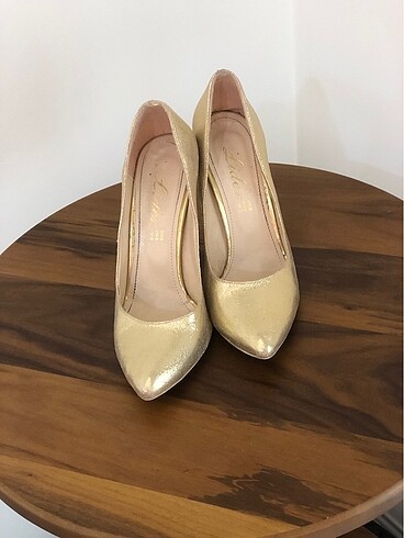 38 Beden Stiletto altın sarı?