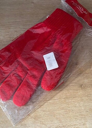 Yeni ve etiketli kırmızı eldiven