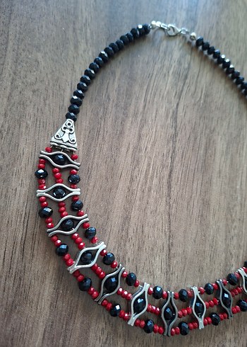 Uzun Kırmızı Nakışlı Gotik Boncuklu Kolye - Görsel 2