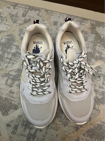 Beyaz sneaker