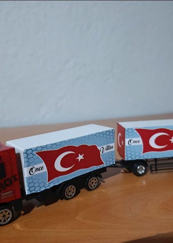 Kırmızı römorklu Kamyon