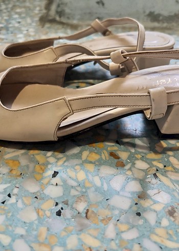 Bej Kadın Topuklu Kemerli Klasik Ayakkabı - Görsel 2