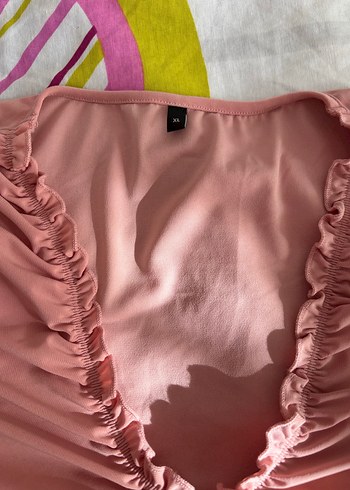 Pembe V Yakalı Drapeli Kadın Bluz - Görsel 2