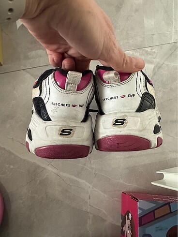 37 Beden Skechers spor ayakkabı