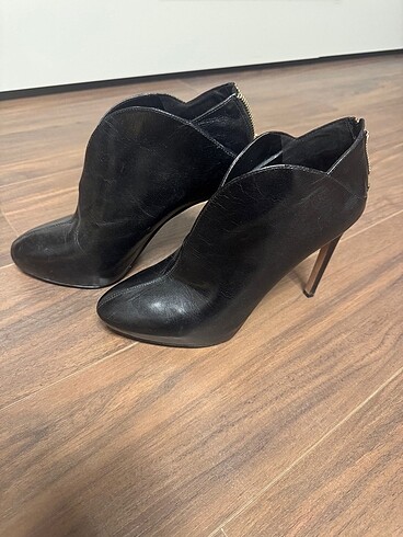Nine West Bot