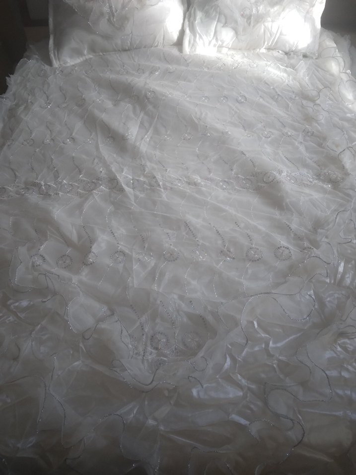 İşlemeli Beyaz Parlak Yatak Örtüsü - Görsel 2