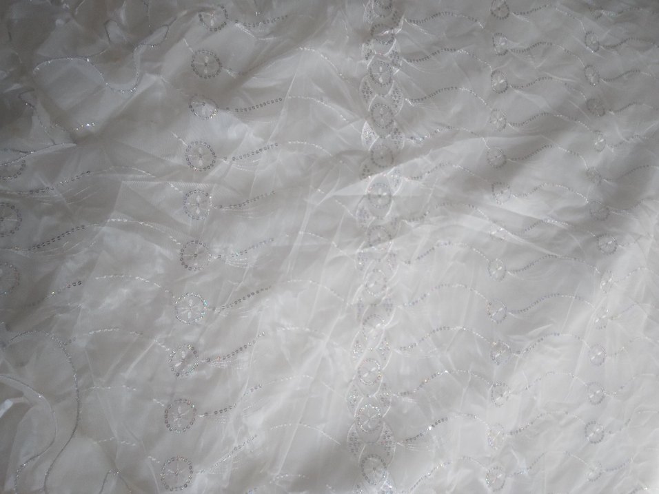 İşlemeli Beyaz Parlak Yatak Örtüsü - Görsel 4