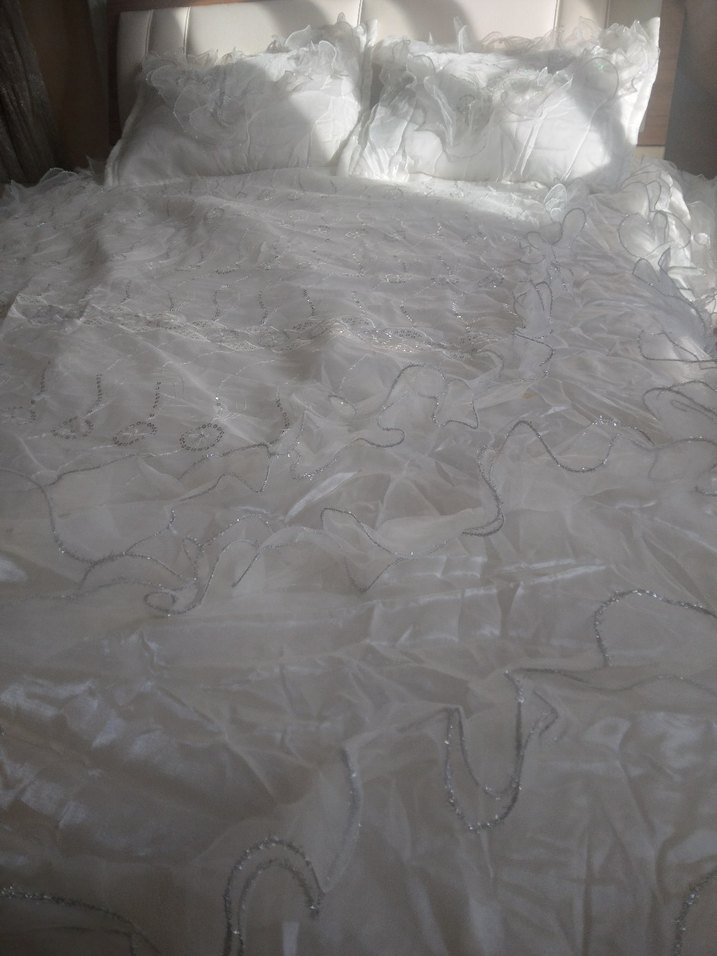 İşlemeli Beyaz Parlak Yatak Örtüsü - Görsel 3