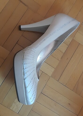 Krem rengi taşlı gelin ayakkabısı. - Görsel 4