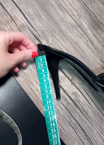 38 Beden Siyah Tüylü Stiletto Terlik