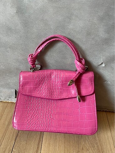 Pembe çanta