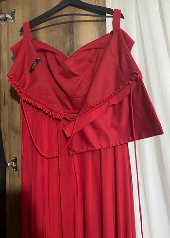 Uzun Kırmızı Drapeli Straplez Abiye Elbise - Görsel 3