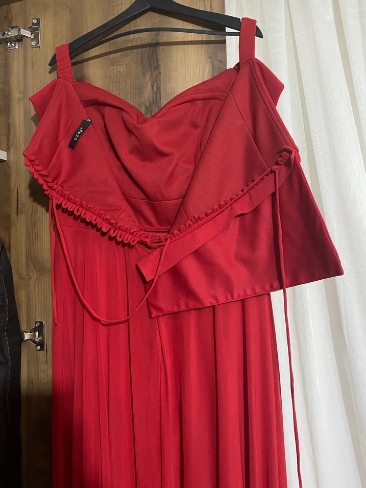 Uzun Kırmızı Drapeli Straplez Abiye Elbise - Görsel 3