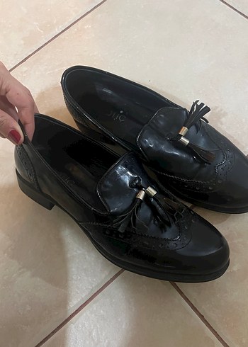 Siyah Parlak Püsküllü Deri Kadın Klasik Ayakkabı - Görsel 2