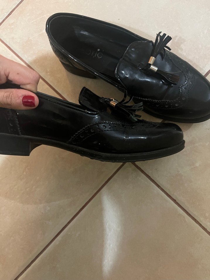 Siyah Parlak Püsküllü Deri Kadın Klasik Ayakkabı - Görsel 4