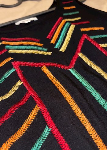 İşlemeli Siyah Kolsuz Bluz - Görsel 5