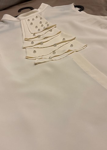 Düğmeli Beyaz Kolsuz Midi Bluz - Görsel 3