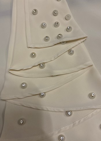 Düğmeli Beyaz Kolsuz Midi Bluz - Görsel 2