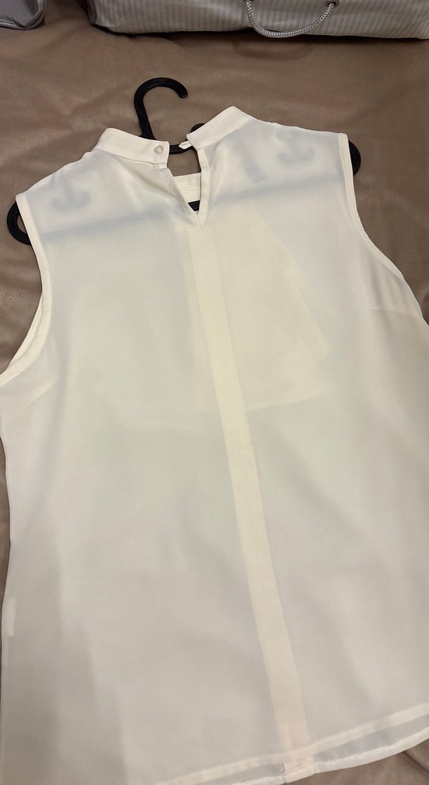 Düğmeli Beyaz Kolsuz Midi Bluz - Görsel 4